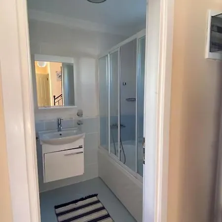 Comfortable W/ Private Pool + Gym
