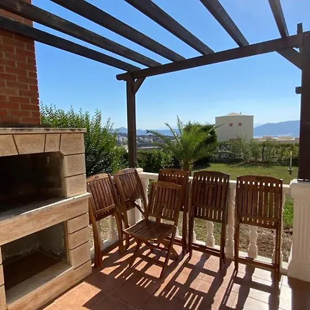 Comfortable W/ Private Pool + Gym